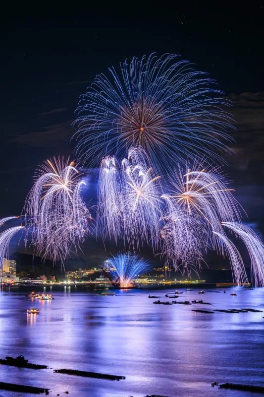 無料スマホ壁紙 青色の連発花火。AndroidとiPhoneに対応した4K高画質の無料待ち受け画像。三重県鳥羽市の鳥羽みなとまつりで撮影したフリー写真素材