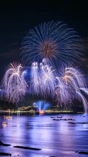 無料スマホ壁紙 青色の連発花火。AndroidとiPhoneに対応した4K高画質の無料待ち受け画像。三重県鳥羽市の鳥羽みなとまつりで撮影したフリー写真素材