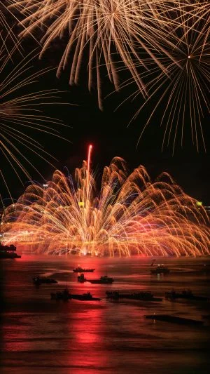 無料スマホ壁紙 海上自爆。AndroidとiPhoneに対応した4K高画質の無料待ち受け画像。三重県鳥羽市の鳥羽みなとまつりで撮影したフリー写真素材