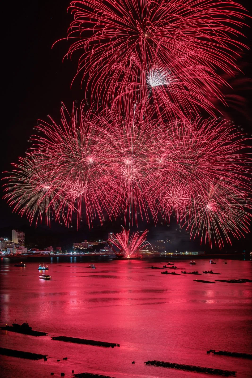 無料スマホ壁紙 真っ赤な連発花火。AndroidとiPhoneに対応した4K高画質の無料待ち受け画像。三重県鳥羽市の鳥羽みなとまつりで撮影したフリー写真素材