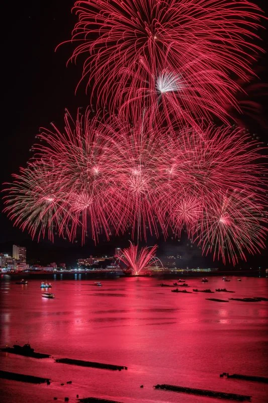 無料スマホ壁紙 真っ赤な連発花火。AndroidとiPhoneに対応した4K高画質の無料待ち受け画像。三重県鳥羽市の鳥羽みなとまつりで撮影したフリー写真素材