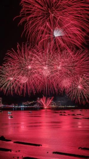 無料スマホ壁紙 真っ赤な連発花火。AndroidとiPhoneに対応した4K高画質の無料待ち受け画像。三重県鳥羽市の鳥羽みなとまつりで撮影したフリー写真素材