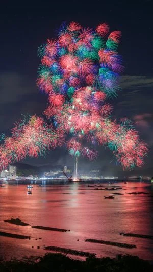 無料壁紙 彩色千輪菊と鳥羽の町並み。PCとデスクトップ壁紙に最適な4K高画質の無料壁紙。三重県鳥羽市の鳥羽みなとまつりで撮影したフリー写真素材