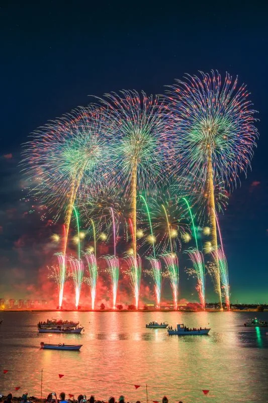 無料スマホ壁紙 青の連発花火。AndroidとiPhoneに対応した4K高画質の無料待ち受け画像。三重県桑名市の桑名水郷花火大会で撮影したフリー写真素材