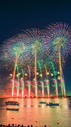 無料スマホ壁紙 青の連発花火。AndroidとiPhoneに対応した4K高画質の無料待ち受け画像。三重県桑名市の桑名水郷花火大会で撮影したフリー写真素材