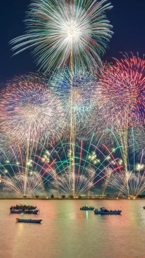 運気が上がる待ち受け 虹色に輝く豪華な連発花火。AndroidとiPhoneに対応した4K高画質の無料スマホ壁紙。三重県桑名市の桑名水郷花火大会で撮影したフリー写真素材