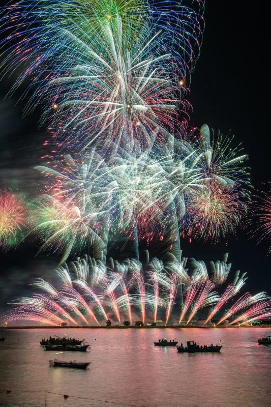 無料スマホ壁紙 彩り豊かな連発花火。AndroidとiPhoneに対応した4K高画質の無料待ち受け画像。三重県桑名市の桑名水郷花火大会で撮影したフリー写真素材