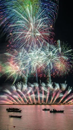 無料スマホ壁紙 彩り豊かな連発花火。AndroidとiPhoneに対応した4K高画質の無料待ち受け画像。三重県桑名市の桑名水郷花火大会で撮影したフリー写真素材