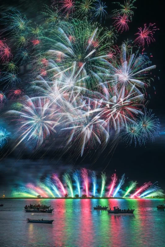 無料スマホ壁紙 彩色千輪。AndroidとiPhoneに対応した4K高画質の無料待ち受け画像。三重県桑名市の桑名水郷花火大会で撮影したフリー写真素材