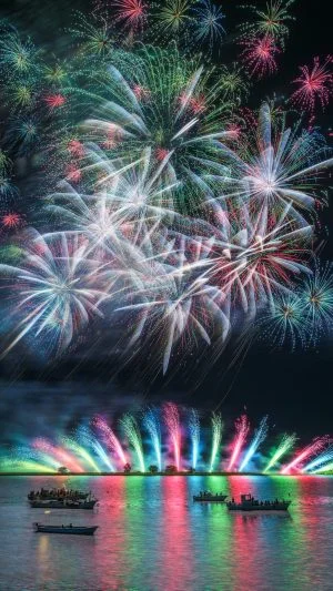 無料スマホ壁紙 彩色千輪。AndroidとiPhoneに対応した4K高画質の無料待ち受け画像。三重県桑名市の桑名水郷花火大会で撮影したフリー写真素材