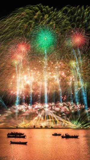 無料スマホ壁紙 色鮮やかな連発花火。AndroidとiPhoneに対応した4K高画質の無料待ち受け画像。三重県桑名市の桑名水郷花火大会で撮影したフリー写真素材