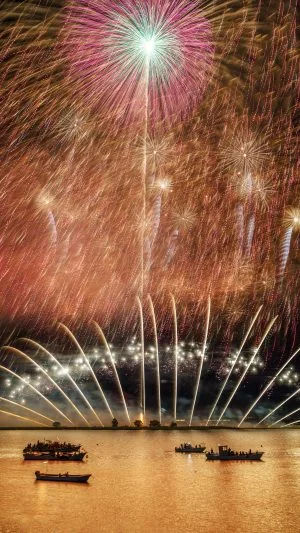 無料スマホ壁紙 ２尺玉と連発花火と揖斐川。AndroidとiPhoneに対応した4K高画質の無料待ち受け画像。三重県桑名市の桑名水郷花火大会で撮影したフリー写真素材