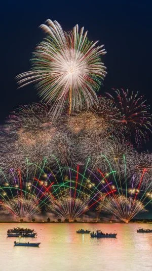 無料スマホ壁紙 虹色スターマイン。AndroidとiPhoneに対応した4K高画質の無料待ち受け画像。三重県桑名市の桑名水郷花火大会で撮影したフリー写真素材