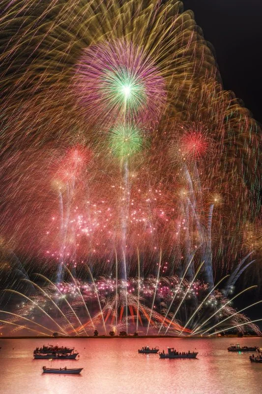 無料スマホ壁紙 ２尺玉と連発花火。AndroidとiPhoneに対応した4K高画質の無料待ち受け画像。三重県桑名市の桑名水郷花火大会で撮影したフリー写真素材