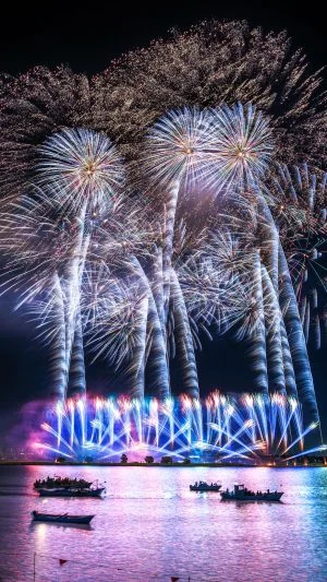 無料スマホ壁紙 青と黄色の連発花火。AndroidとiPhoneに対応した4K高画質の無料待ち受け画像。三重県桑名市の桑名水郷花火大会で撮影したフリー写真素材