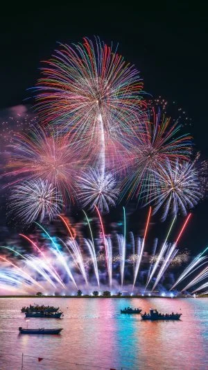無料スマホ壁紙 レインボーが連なる連発花火。AndroidとiPhoneに対応した4K高画質の無料待ち受け画像。三重県桑名市の桑名水郷花火大会で撮影したフリー写真素材