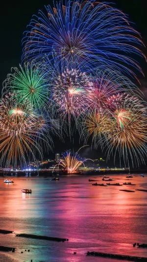 無料壁紙 色とりどりの連発花火。PCとデスクトップ壁紙に最適な4K高画質の無料壁紙。三重県鳥羽市の鳥羽みなとまつりで撮影したフリー写真素材