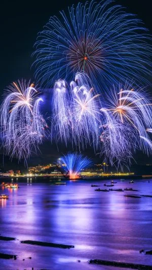 無料壁紙 青の花火に染まる鳥羽湾。PCとデスクトップ壁紙に最適な4K高画質の無料壁紙。三重県鳥羽市の鳥羽みなとまつりで撮影したフリー写真素材