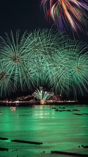 無料壁紙 緑がいっぱいの連発花火。PCとデスクトップ壁紙に最適な4K高画質の無料壁紙。三重県鳥羽市の鳥羽みなとまつりで撮影したフリー写真素材