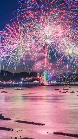 無料壁紙 明るい夜空とカラフルな花火。PCとデスクトップ壁紙に最適な4K高画質の無料壁紙。三重県鳥羽市の鳥羽みなとまつりで撮影したフリー写真素材