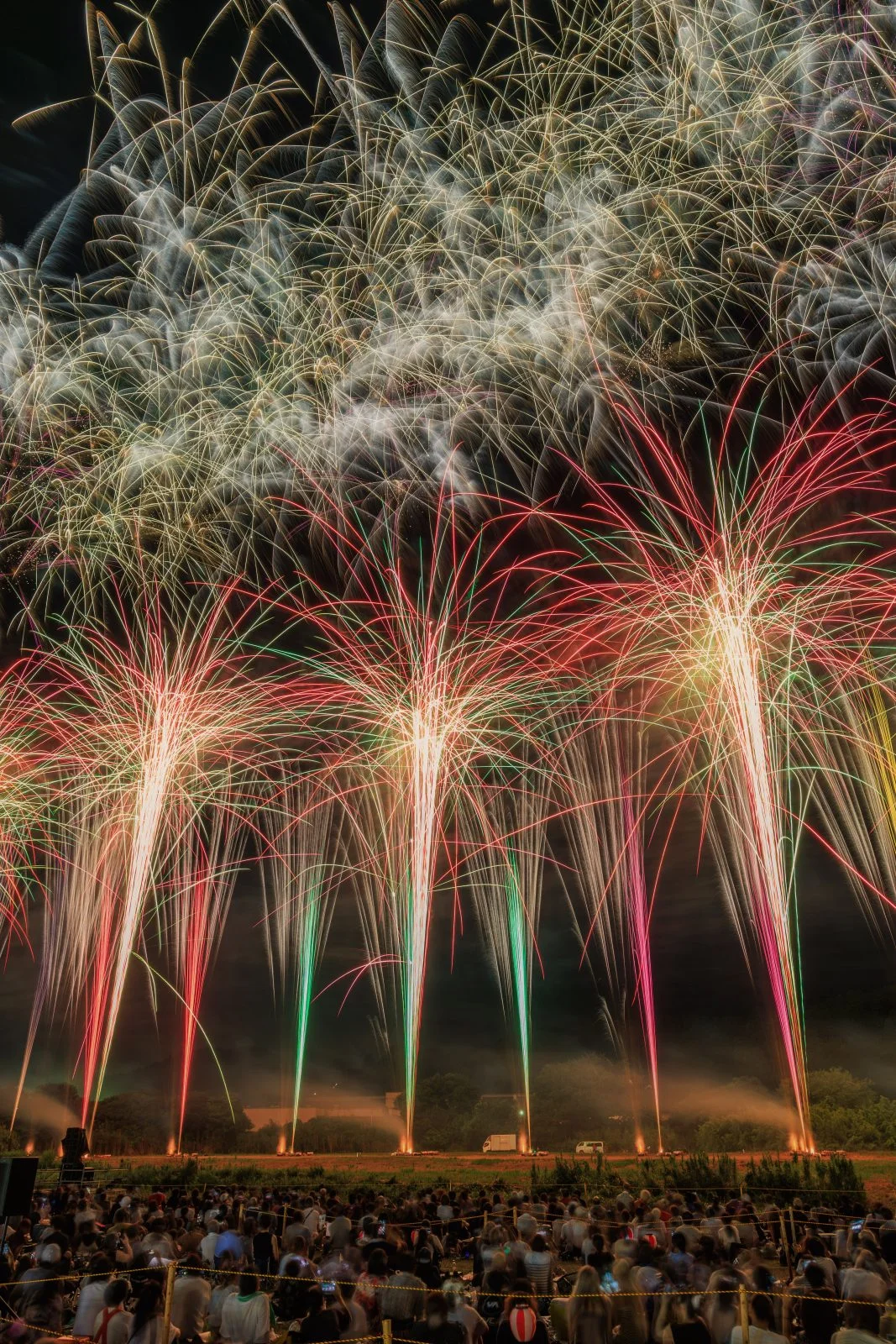 無料スマホ壁紙 赤と緑とピンクの連発花火。AndroidとiPhoneに対応した4K高画質の無料待ち受け画像。三重県亀山市の亀山市関宿納涼花火大会で撮影したフリー写真素材