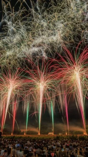 無料スマホ壁紙 赤と緑とピンクの連発花火。AndroidとiPhoneに対応した4K高画質の無料待ち受け画像。三重県亀山市の亀山市関宿納涼花火大会で撮影したフリー写真素材