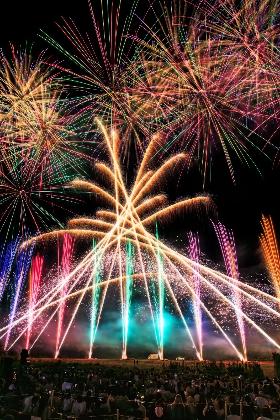 無料スマホ壁紙 スプラトゥーンみたいな色の連発花火。AndroidとiPhoneに対応した4K高画質の無料待ち受け画像。三重県亀山市の亀山市関宿納涼花火大会で撮影したフリー写真素材