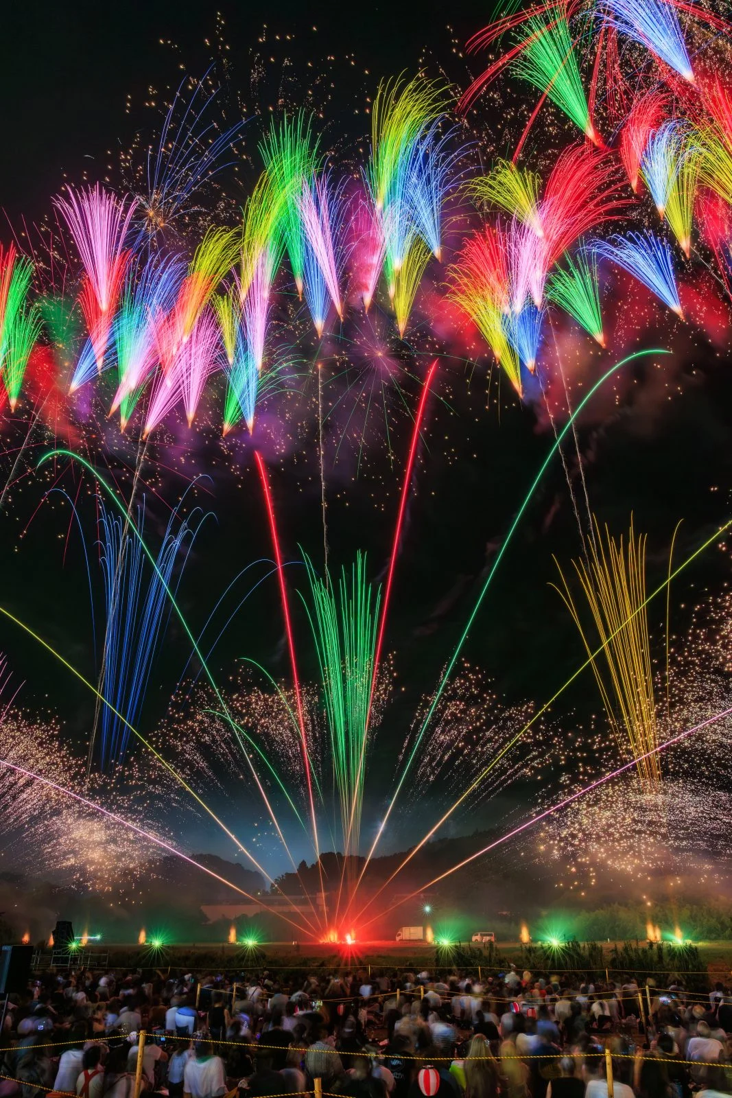 無料スマホ壁紙 虹色ビーム花火。AndroidとiPhoneに対応した4K高画質の無料待ち受け画像。三重県亀山市の亀山市関宿納涼花火大会で撮影したフリー写真素材