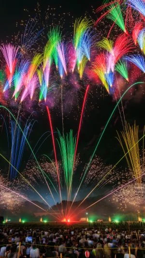 無料スマホ壁紙 虹色ビーム花火。AndroidとiPhoneに対応した4K高画質の無料待ち受け画像。三重県亀山市の亀山市関宿納涼花火大会で撮影したフリー写真素材