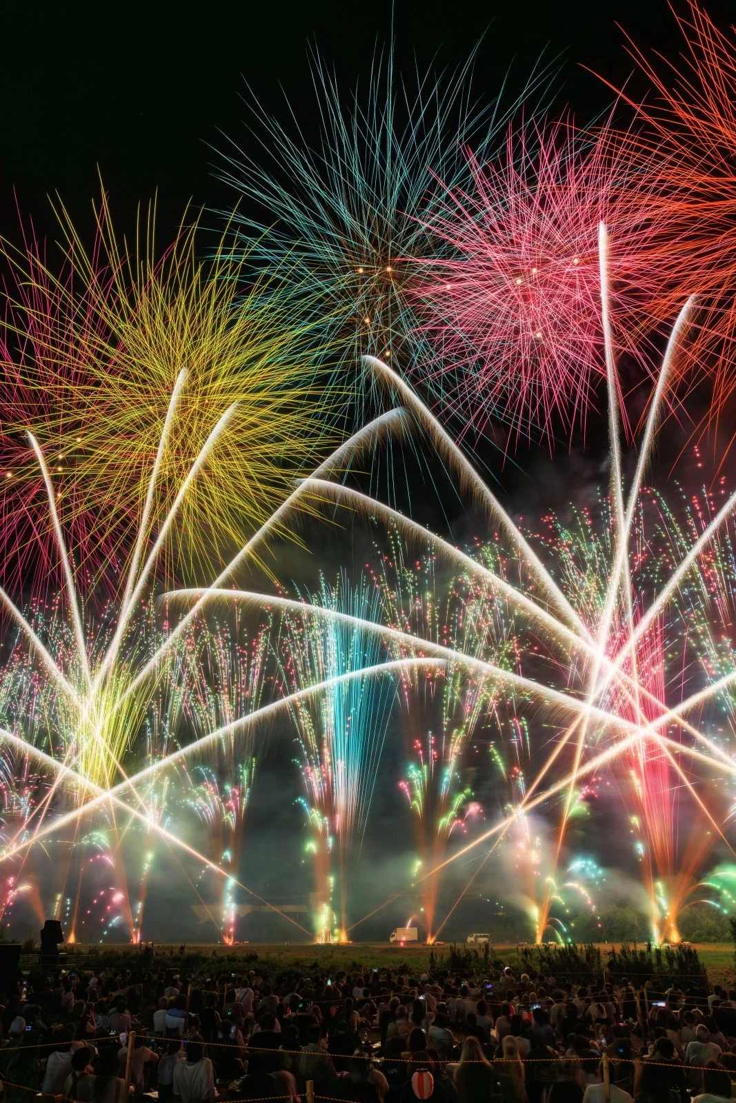 無料スマホ壁紙 カラフルで豪華な花火に圧倒される観客。AndroidとiPhoneに対応した4K高画質の無料待ち受け画像。三重県亀山市の亀山市関宿納涼花火大会で撮影したフリー写真素材