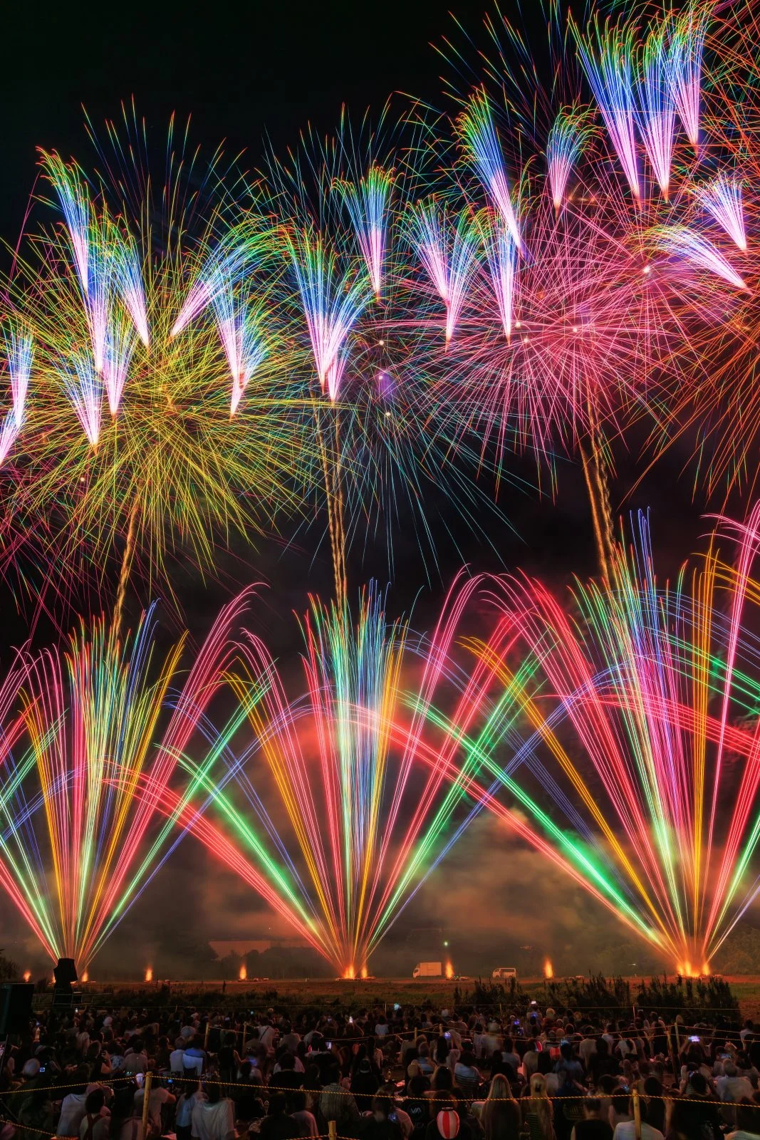 無料スマホ壁紙 虹色が降り注ぐ花火。AndroidとiPhoneに対応した4K高画質の無料待ち受け画像。三重県亀山市の亀山市関宿納涼花火大会で撮影したフリー写真素材