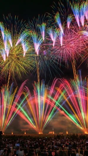 無料スマホ壁紙 虹色が降り注ぐ花火。AndroidとiPhoneに対応した4K高画質の無料待ち受け画像。三重県亀山市の亀山市関宿納涼花火大会で撮影したフリー写真素材