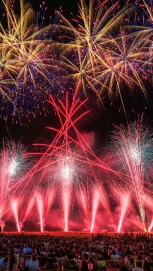 無料スマホ壁紙 青と赤の情熱的な花火。AndroidとiPhoneに対応した4K高画質の無料待ち受け画像。三重県亀山市の亀山市関宿納涼花火大会で撮影したフリー写真素材