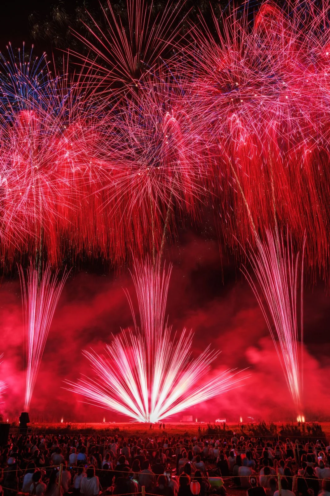 運気が上がる待ち受け 真っ赤な連発花火。AndroidとiPhoneに対応した4K高画質の無料スマホ壁紙。三重県亀山市の亀山市関宿納涼花火大会で撮影したフリー写真素材