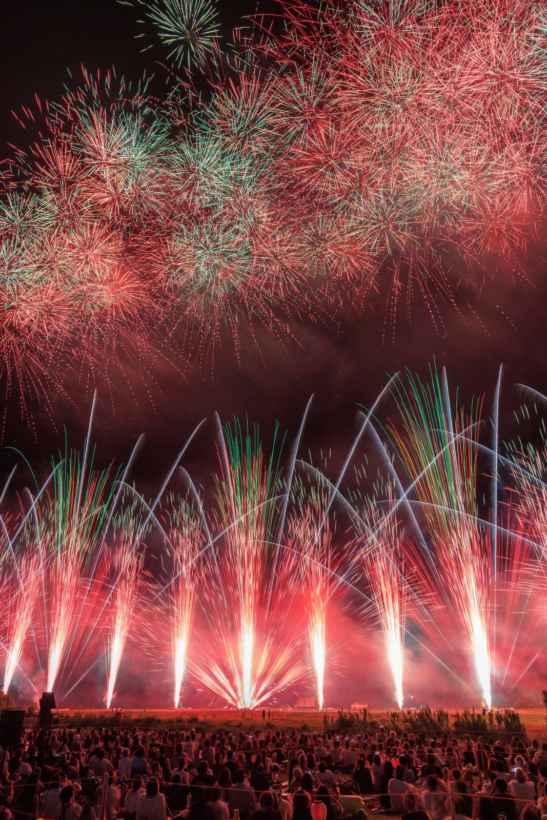 無料スマホ壁紙 緑と赤の連発花火。AndroidとiPhoneに対応した4K高画質の無料待ち受け画像。三重県亀山市の亀山市関宿納涼花火大会で撮影したフリー写真素材