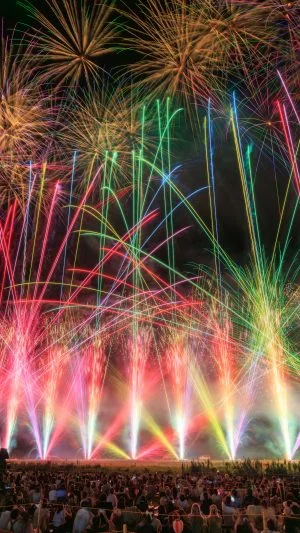 無料スマホ壁紙 レーザービーム花火。AndroidとiPhoneに対応した4K高画質の無料待ち受け画像。三重県亀山市の亀山市関宿納涼花火大会で撮影したフリー写真素材