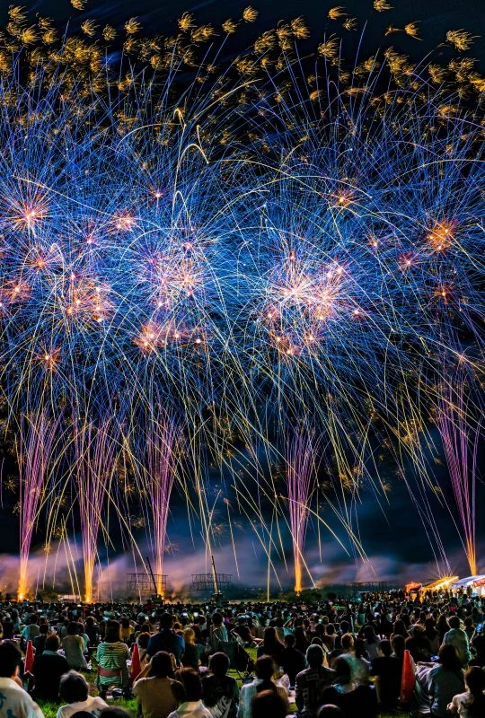 無料スマホ壁紙 青色スターマイン。AndroidとiPhoneに対応した4K高画質の無料待ち受け画像。三重県津市の久居花火大会で撮影したフリー写真素材