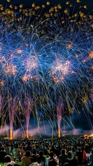 無料スマホ壁紙 青色スターマイン。AndroidとiPhoneに対応した4K高画質の無料待ち受け画像。三重県津市の久居花火大会で撮影したフリー写真素材