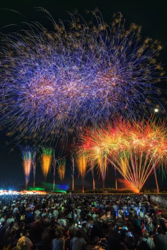 無料スマホ壁紙 シリーズ6_青とオレンジの花火。AndroidとiPhoneに対応した4K高画質の無料待ち受け画像。三重県津市の久居花火大会で撮影したフリー写真素材