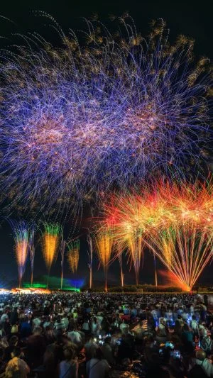 無料スマホ壁紙 シリーズ6_青とオレンジの花火。AndroidとiPhoneに対応した4K高画質の無料待ち受け画像。三重県津市の久居花火大会で撮影したフリー写真素材