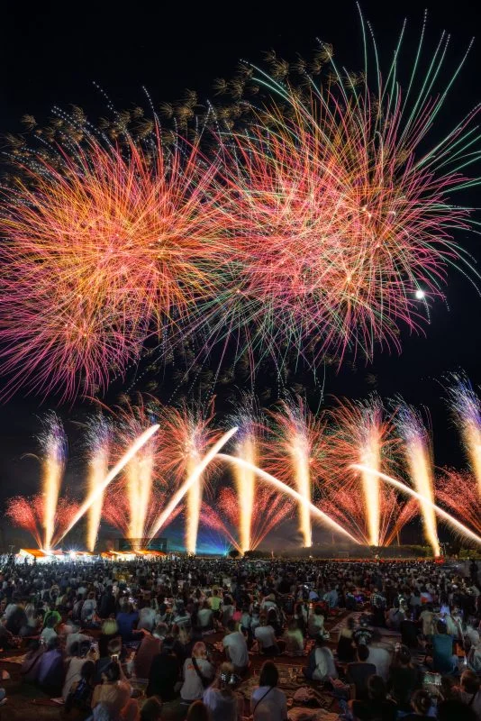 無料スマホ壁紙 シリーズ3_ハッピシャワー。AndroidとiPhoneに対応した4K高画質の無料待ち受け画像。三重県津市の久居花火大会で撮影したフリー写真素材