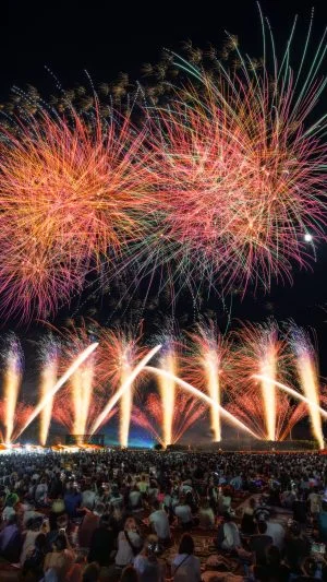 無料スマホ壁紙 シリーズ3_ハッピシャワー。AndroidとiPhoneに対応した4K高画質の無料待ち受け画像。三重県津市の久居花火大会で撮影したフリー写真素材