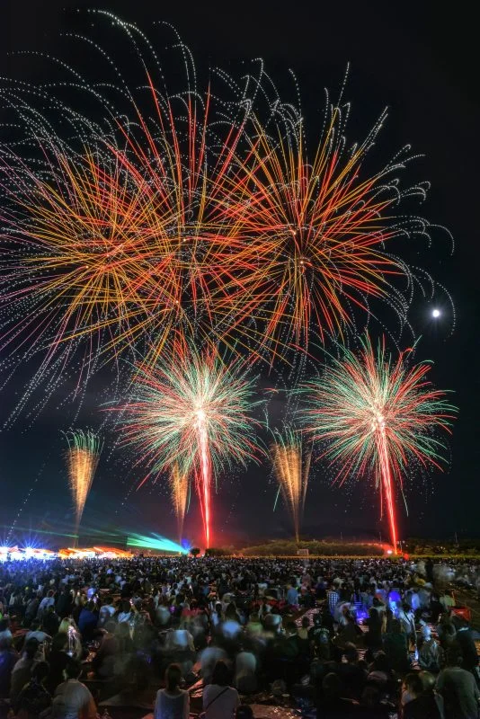 無料スマホ壁紙 シリーズ６_夜空に咲く花火。AndroidとiPhoneに対応した4K高画質の無料待ち受け画像。三重県津市の久居花火大会で撮影したフリー写真素材