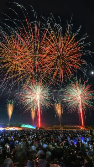 無料スマホ壁紙 シリーズ６_夜空に咲く花火。AndroidとiPhoneに対応した4K高画質の無料待ち受け画像。三重県津市の久居花火大会で撮影したフリー写真素材