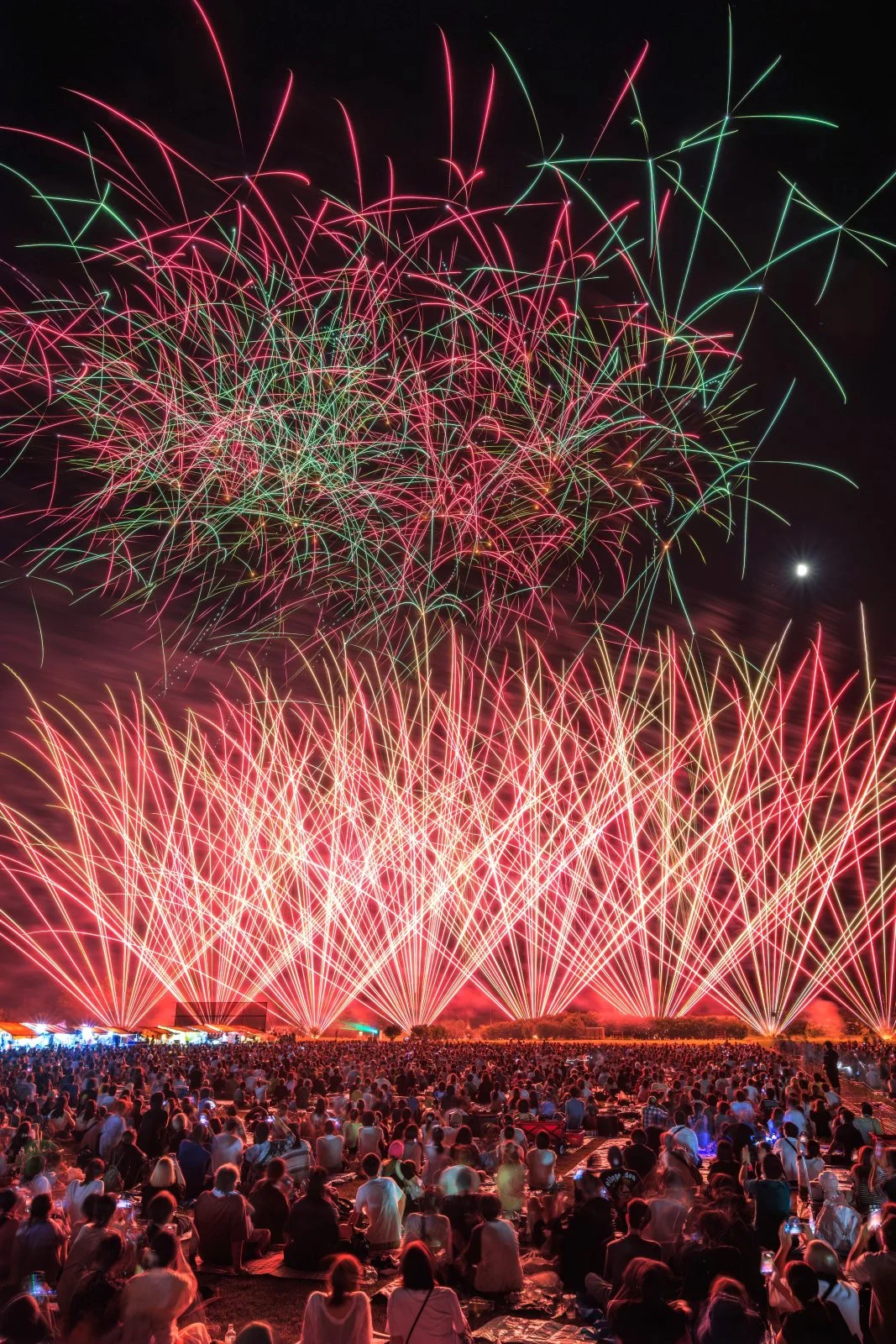 運気が上がる待ち受け 歌姫のような花火。AndroidとiPhoneに対応した4K高画質の無料スマホ壁紙。三重県津市の久居花火大会で撮影したフリー写真素材