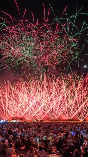 運気が上がる待ち受け 歌姫のような花火。AndroidとiPhoneに対応した4K高画質の無料スマホ壁紙。三重県津市の久居花火大会で撮影したフリー写真素材