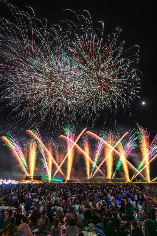 無料スマホ壁紙 シリーズ6_レインボーの花火。AndroidとiPhoneに対応した4K高画質の無料待ち受け画像。三重県津市の久居花火大会で撮影したフリー写真素材