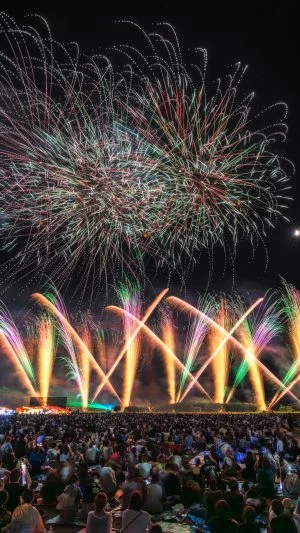 無料スマホ壁紙 シリーズ6_レインボーの花火。AndroidとiPhoneに対応した4K高画質の無料待ち受け画像。三重県津市の久居花火大会で撮影したフリー写真素材