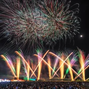 無料スマホ壁紙 シリーズ6_レインボーの花火。AndroidとiPhoneに対応した4K高画質の無料待ち受け画像。三重県津市の久居花火大会で撮影したフリー写真素材