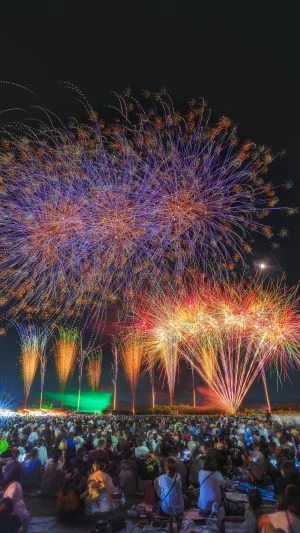 無料スマホ壁紙 シリーズ6_青とオレンジと緑の花火。AndroidとiPhoneに対応した4K高画質の無料待ち受け画像。三重県津市の久居花火大会で撮影したフリー写真素材